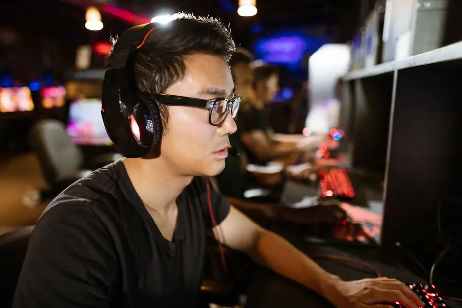 alt sekelompok pemain game mobile sedang asyik bermain di warnet